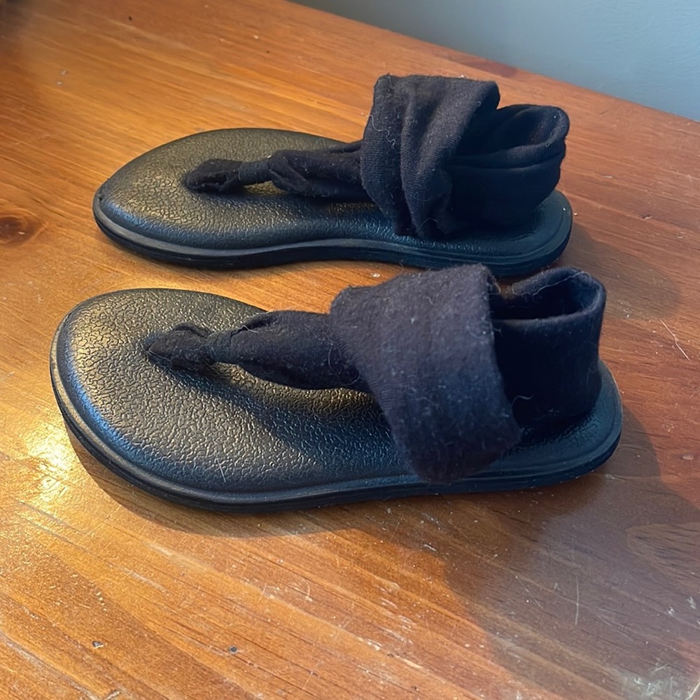 Like new, toddler girl size 8 sanuk yoga sling sandals, black